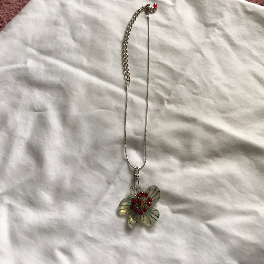 Gorgeous flower necklace with red bead detailing